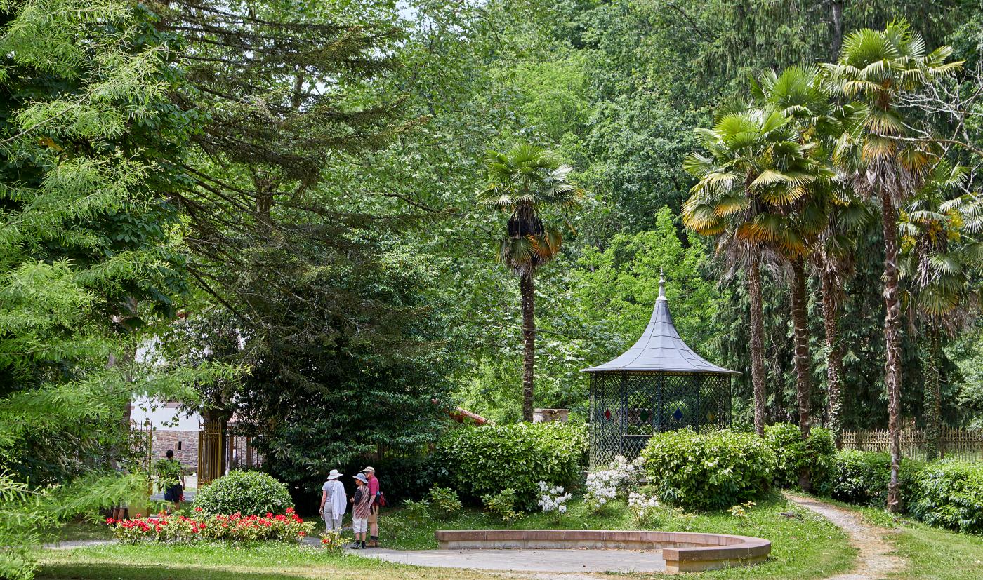 Pareja paseando por el Señorío de Bertiz